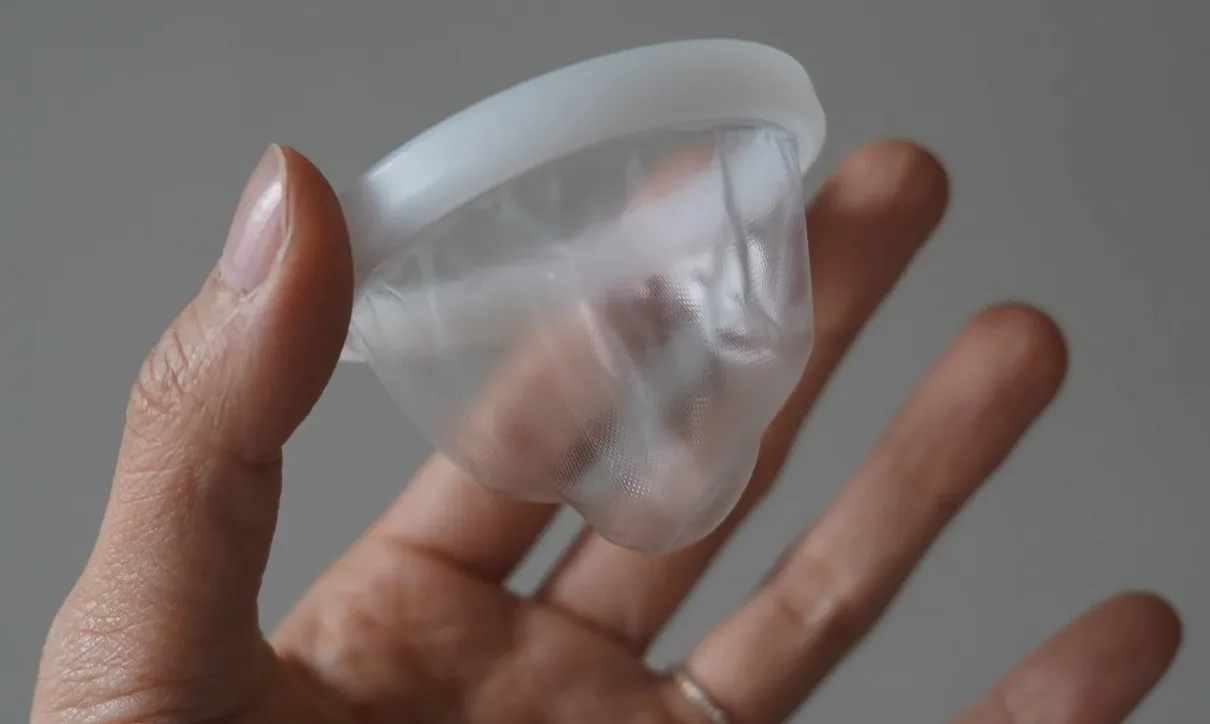 やわらかいディスクを指で持っているイメージ